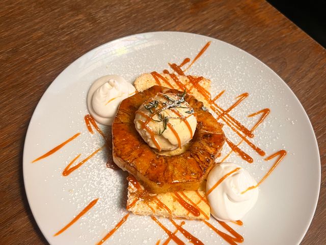 Restaurant L'Entre Nous ananas rôti, génoise maison et caramel maison, glace vanille
