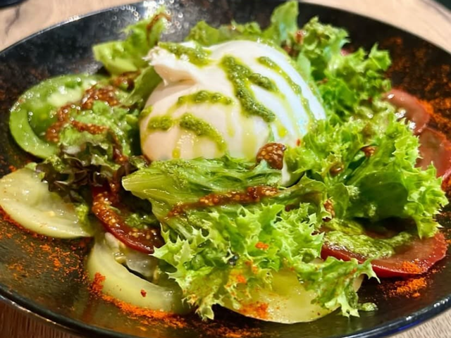 Restaurant L'Entre Nous salade de tomate dantan pesto vert maison et burrata