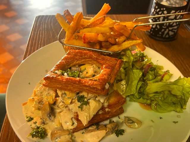 Restaurant L'Entre Nous vol au vent de poulet jaune maison